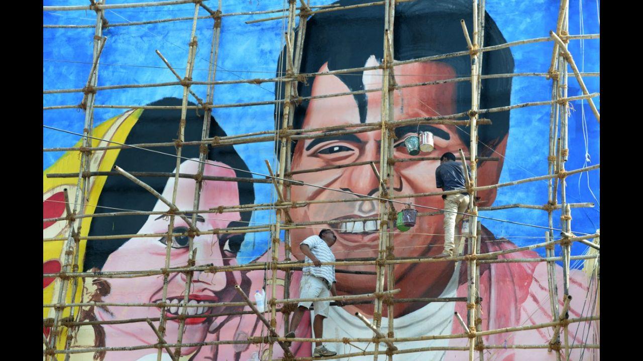 The murals of Asha Parekh, Helen and Waheeda Rehman add to a collection of existing murals. Here, in a 2016 file photo, Indian artist Ranjit Dahiya (left) is seen instructing a painter as they work on a wall mural of Dilip Kumar in Mumbai.
Photo: AFP